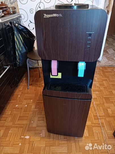 Кулер для воды напольный