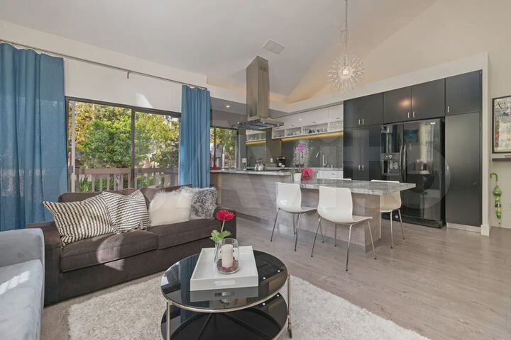 Коттедж 215 м² на участке 6 сот.