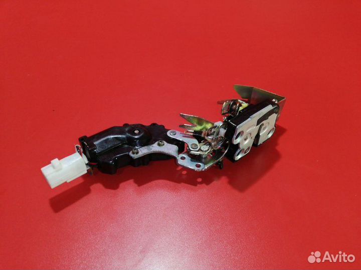 Замок двери задний левый Toyota Hilux Surf VZN130G