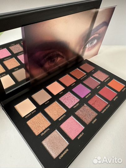 Палетка теней huda beauty