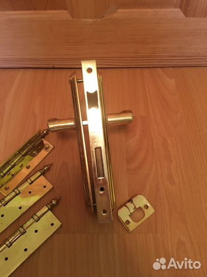 Дверь входная деревянная