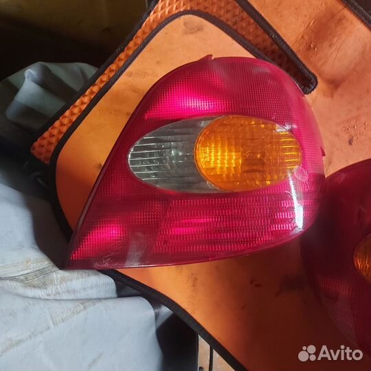 Продам задние фонари toyota avensis