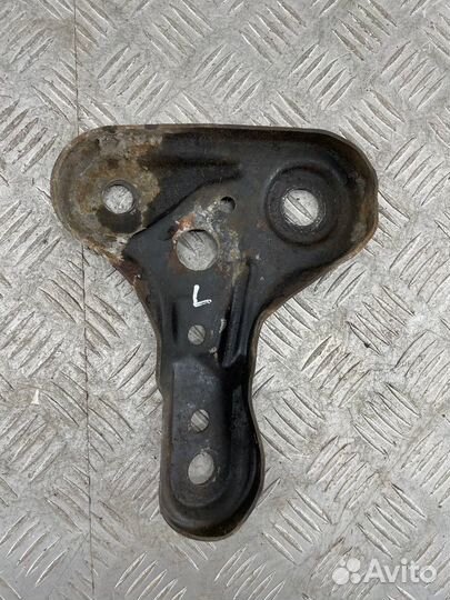 Кронштейн подрамника левый Мазда Атенза GG