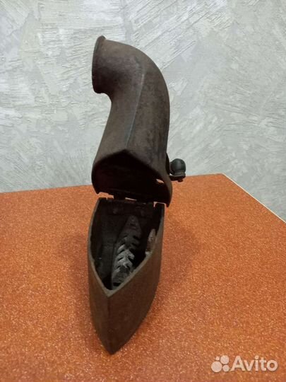 Старинный угольный утюг