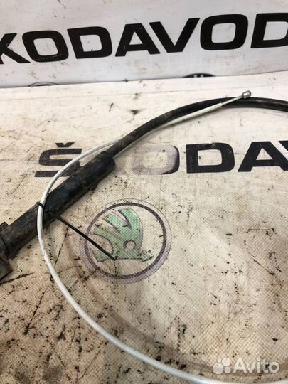 Трос ручника задний правый Skoda Octavia A7 (5E)