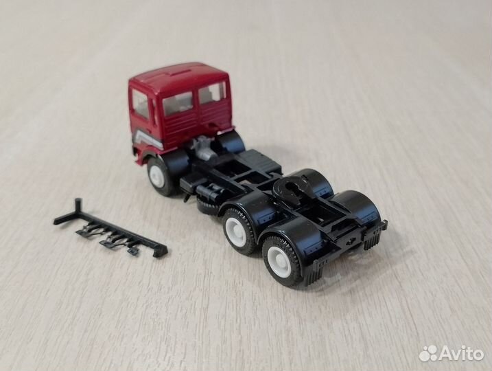 526) Тягач MAN трёхосный