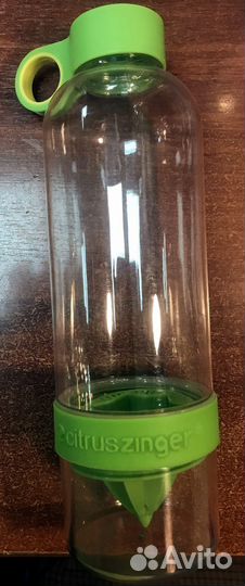 Бутылка для воды с соковыжималкой