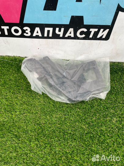 Кронштейн крепления бампера переднего правый Tesla