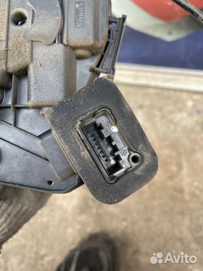 Замок двери передний правый Volkswagen Polo 5