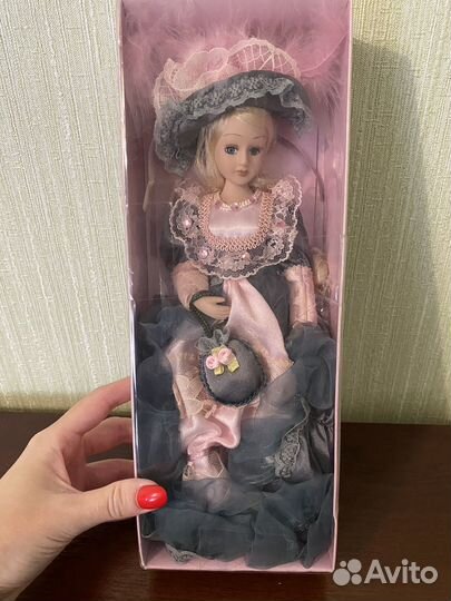 Коллекционная фарфоровая кукла