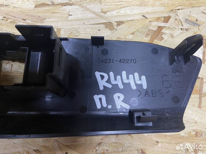 Накладка стеклоподъемника правая Toyota RAV 4 44