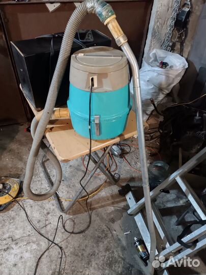 Ретро пылесос в рабочем состоянии