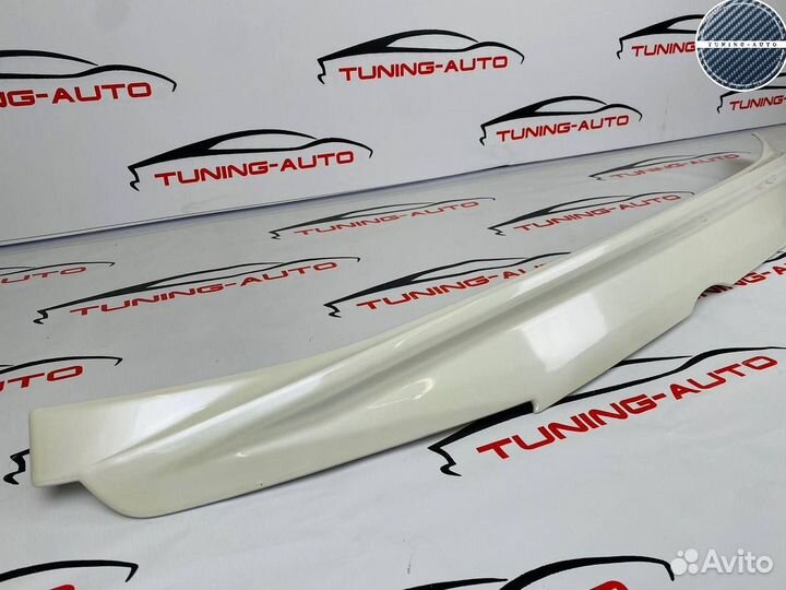 Спойлер под стекло Lexus LX570 Wald