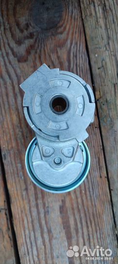 Натяжной механизм с роликом и приводной ремеь