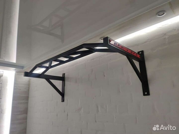 Турник настенный