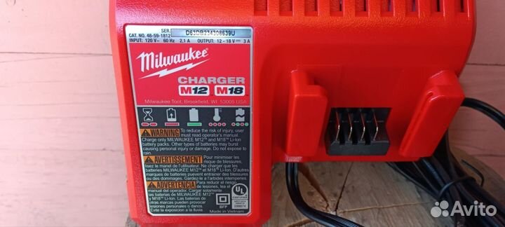 Зарядное устройство Milwaukee M18/M12 220v