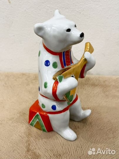 Фарфоровая статуэтка 