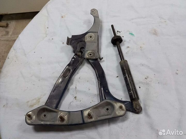 Петля капота левая Мерседес W202