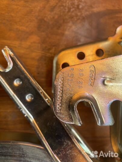 Петля крышки багажника LADA Granta Fl