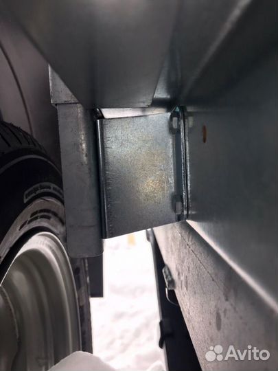 Скоба крепления стойки борта к лонжерону прицепа м