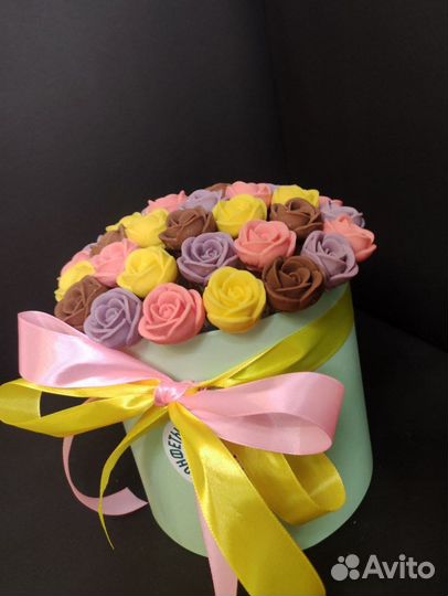 Розы из Белого и Молочного Шоколада - 37 шт