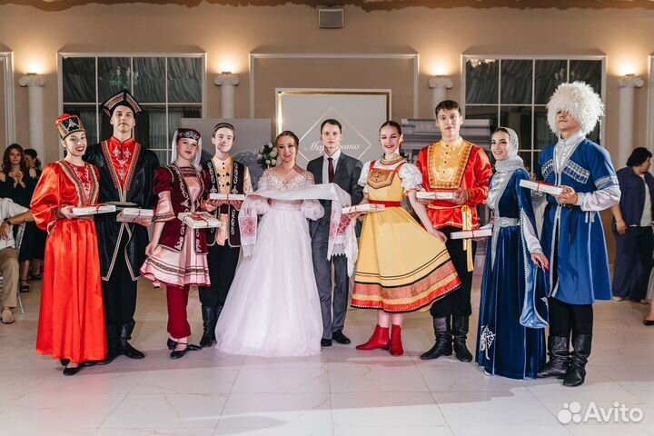 Танцевальное народное шоу на праздник