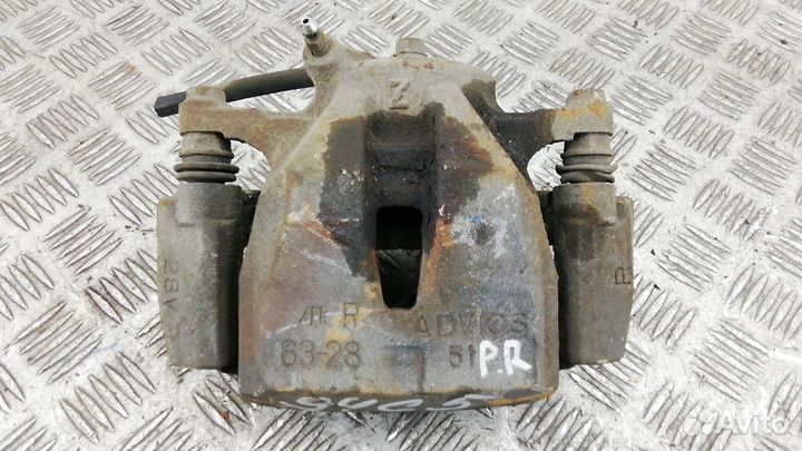 Суппорт передний правый Toyota Prius V 2013