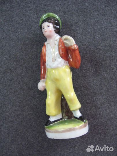 Статуэтка мальчика в берете 19 век