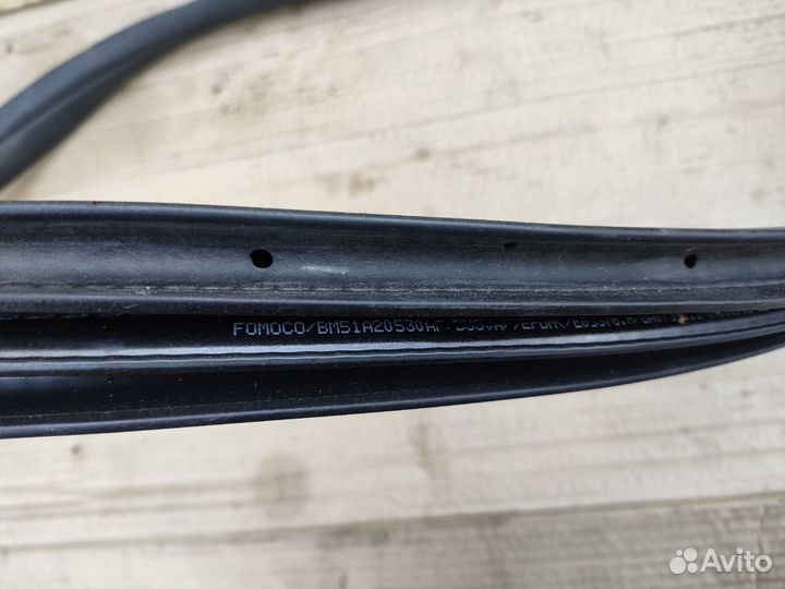 Уплотнитель дверного проема передний Ford Focus 3