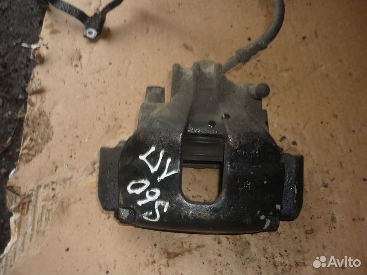 Суппорт передний левый Вольво S60