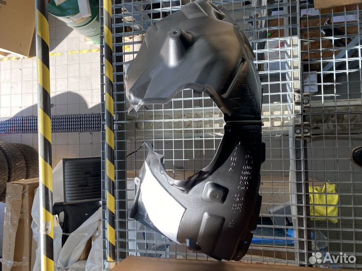 Подкрылок правый передний Toyota Camry XV70