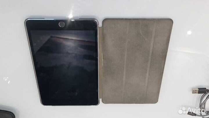 iPad mini 4 (Wi-Fi + Cellular)