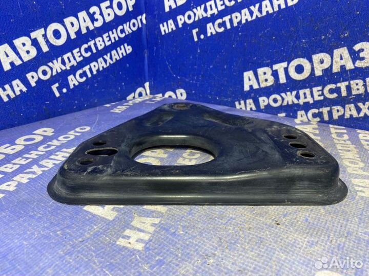 Левый кронштейн переднего подрамника Nissan Teana