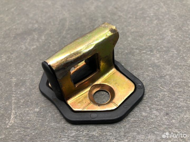 Петля замка двери передняя правая Mitsubishi