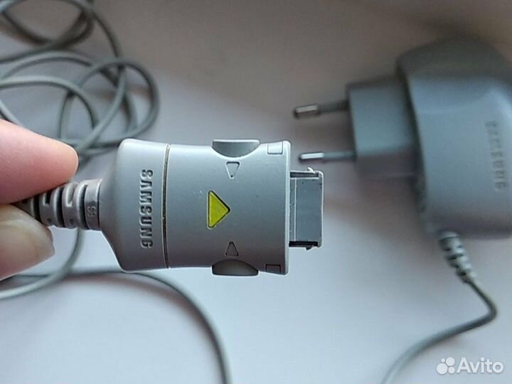 Зарядное и наушники