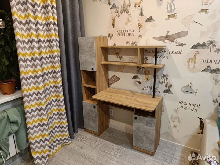 Компьютерный стол с надстройкой