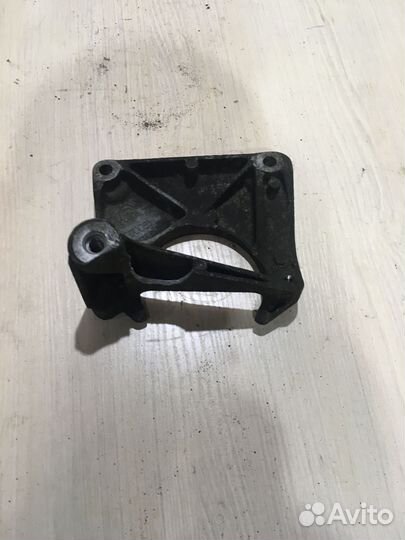 Кронштейн опоры двигателя BMW 5 Е60