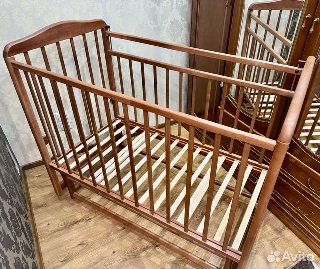 Детская кроватка с маятником из массива ореха