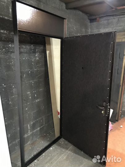 Металлическая дверь