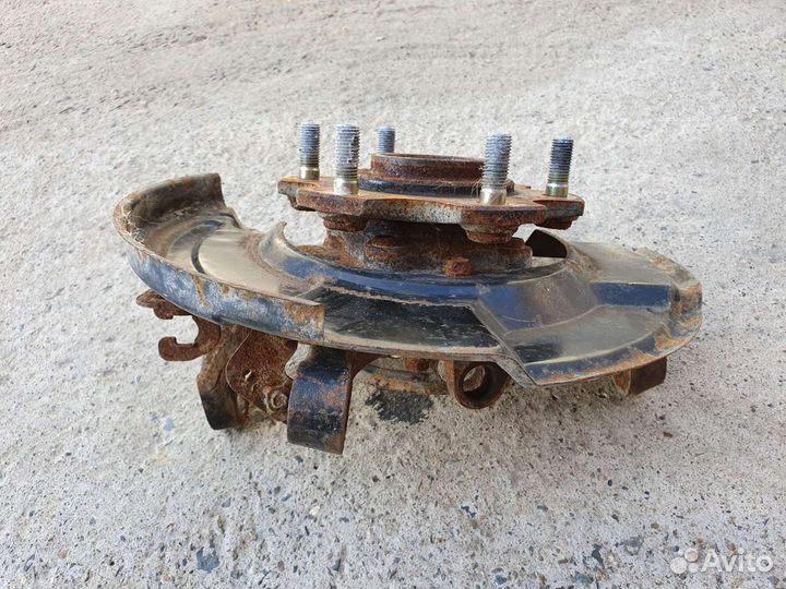 Кулак передний левый для Mitsubishi Pajero 3