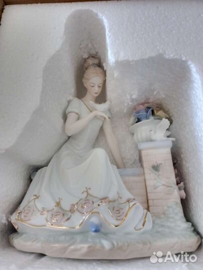 Фарфоровая Статуэтка 
