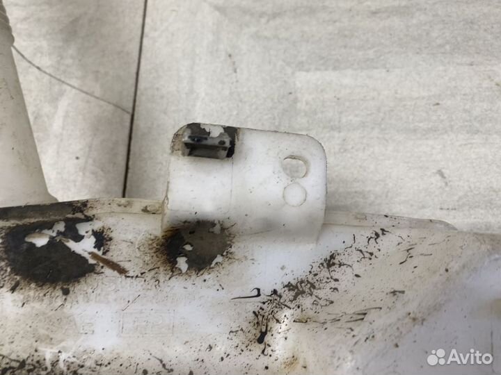 Бачок омывателя Митсубиси