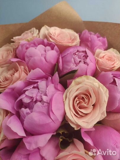 Букет из пионов и розовых роз, на праздник
