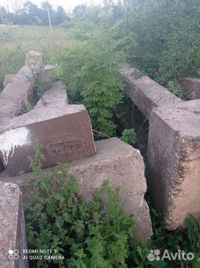 Кирпич и колонны