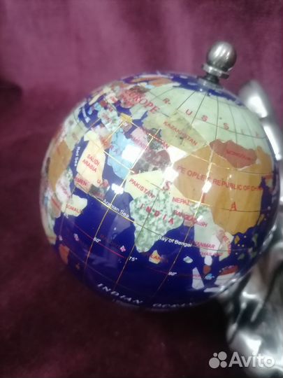 Рука с глобусом