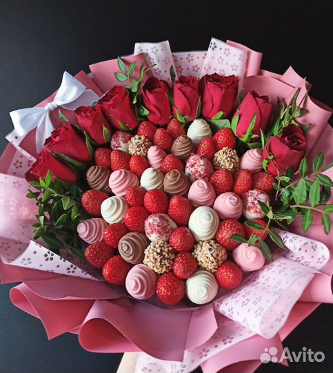 Букеты из клубники в шоколаде и цветы