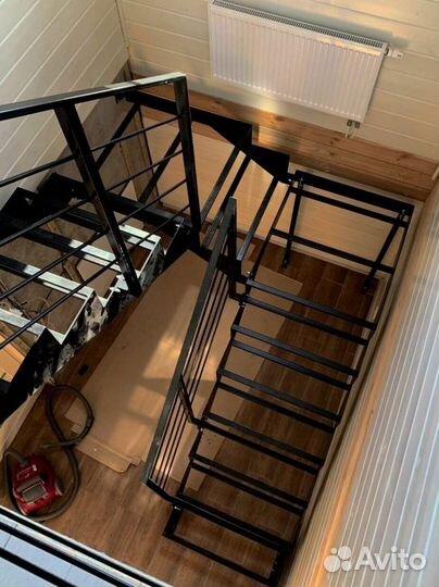 Лестница на металлокаркасе закрытого типа