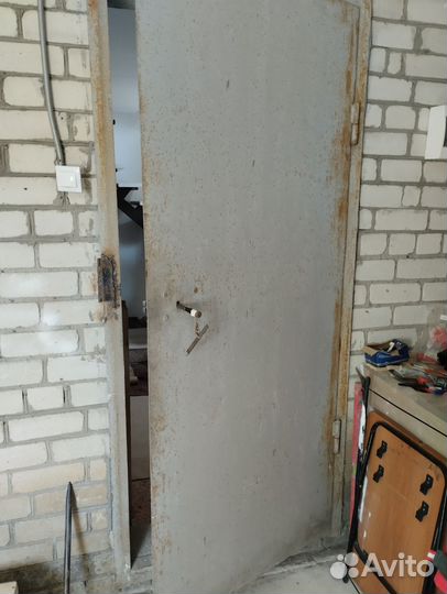 Дверь железная с замком