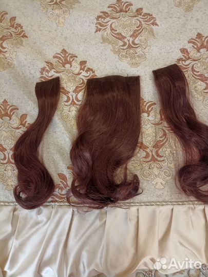 Волосы на заколках каштановые