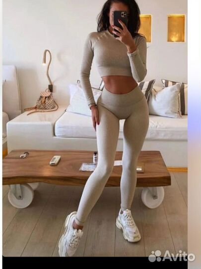 Спортивный костюм лосины и рашгард